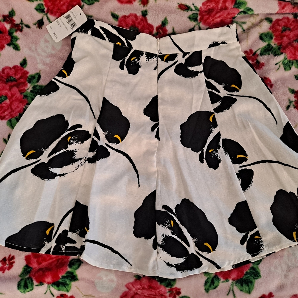 Nordstrom Lush Black and White Floral Mini Skirt Size Small - Picture 4 of 8